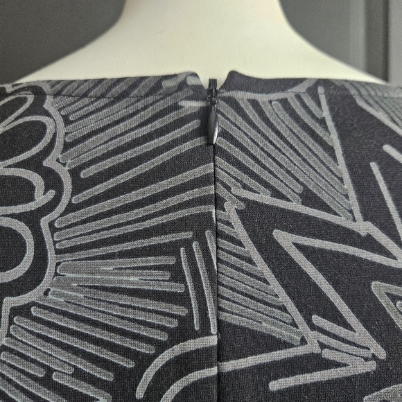 Trina Turk Black Abstract Floral Bell Sleeve Mini Sheath Dress Size Med - Picture 5 of 9